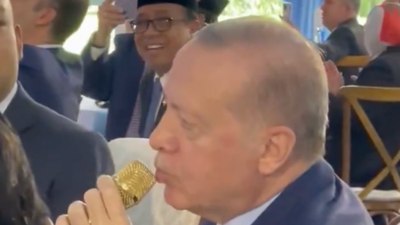 Cumhurbaşkanı Erdoğan, Endonezya'da Mehter Marşı'na eşlik etti