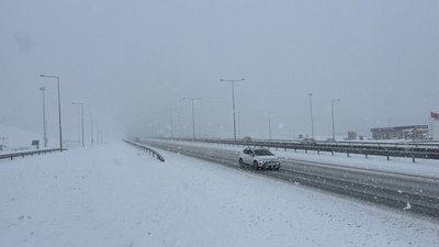 Kar ve sis, Kuzey Marmara Otoyolu'nda ulaşımı zorlaştırıyor