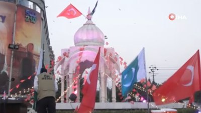 Pakistan sokaklarına Türk bayrakları asıldı