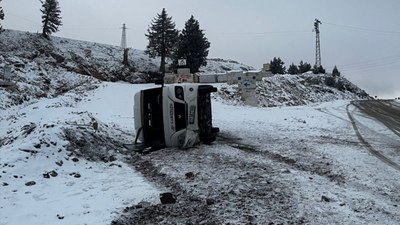 Mersin'de okul servisinin karlı yolda devrildiği kaza ucuz atlatıldı