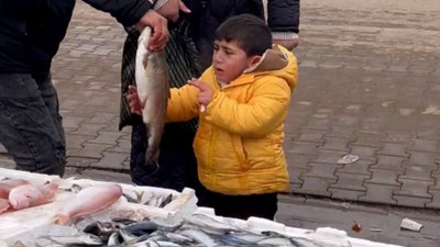 Sivas'ta istediği balığı alamayınca ağladı: Hediye edilince sarılarak uzaklaştı