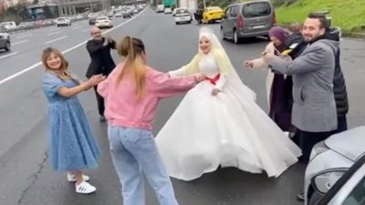 15 Temmuz Şehitler Köprüsü'nde dans edip, çıkışı kapattılar