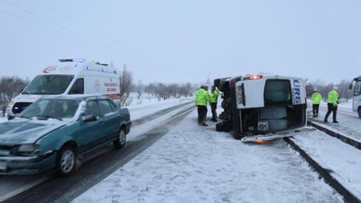 Nevşehir’de kontrolden çıkan minibüs devrildi: 6 yaralı