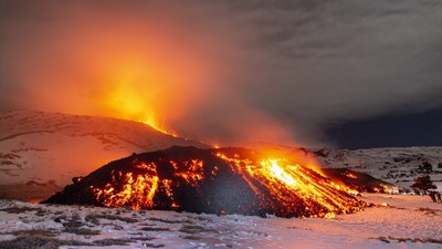 İtalya'da Etna Yanardağı'ndaki lav akışı sürüyor