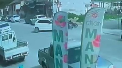 Bursa'da otomobille çarpışan motosikletli yaralandı