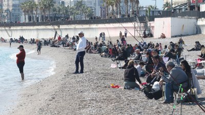 Antalyalılar güneşli havada sahil keyfi yaşadı