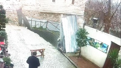 İstanbul'da toprak kayması: Yol çöktü