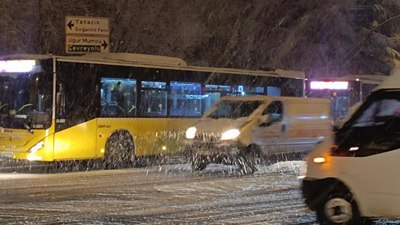 Kartal’da İETT otobüsünün freni tutmadı, yolcular kar altında kaldı