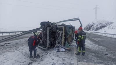 Elazığ'da karda kayan kamyonet devrildi