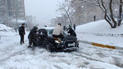 İstanbul'da kar çilesi: Yolda kalan sürücüye çevredekiler yardım etti