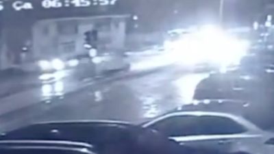 Bursa'da kaza yapan araç eczane bahçesine daldı