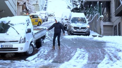 İstanbul'da kar esareti: Araçlar kaydı yayalar ayakta duramadı