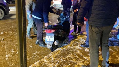 Bursa'da motosiklete 1 dakika içinde 2 kez otomobil çarptı: 2 yaralı