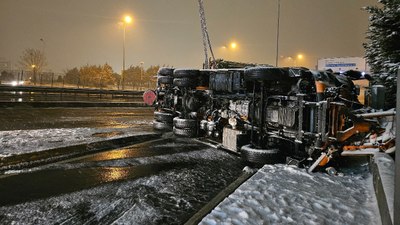 İstanbul'da kar küreme aracı devrildi: 1 yaralı