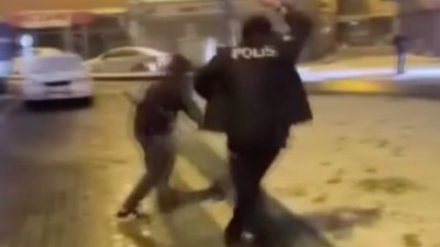 Balıkesir'de çocuklar, devriye gezen polis ekipleriyle kar topu oynadı