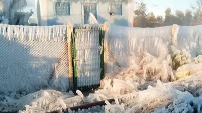 Mersin'de boru patlayınca fışkıran su havada dondu