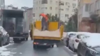 Şişli'de belediye ekibi araçların üzerine kürekle tuz attı