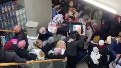 Kocaeli'de açılışı yapılan mağazada indirim izdihamı