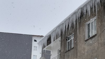 Bitlis'te çatılardaki buz sarkıtları tehlike saçıyor