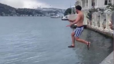İstanbul'da soğuk havaya rağmen Boğaz'da deniz keyfi