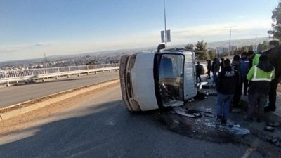 Adıyaman'da virajı alamayan kamyonet devrildi