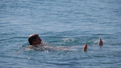 Antalya’da soğuk havada ısınmak için denize girdiler