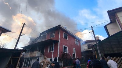 Bacadan çıkan yangını evi küle çevirdi