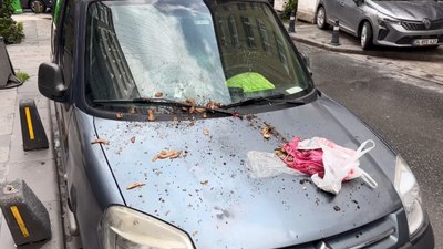 İstanbul'da pencereden atılan çöp otomobilin camını kırdı