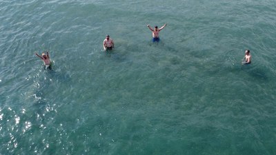 Mersin'dekileri soğuk hava onları etkilemedi: Kış günü deniz keyfi
