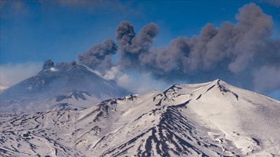 İtalya'da Etna Yanardağı'nda yeniden lav akışı başladı