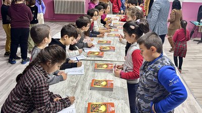 Kırşehirli 'minik yazarlar', engelli destek projeleri için okul okul geziyor