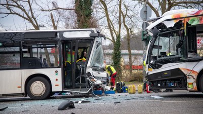 Almanya'da iki otobüs kafa kafaya çarpıştı