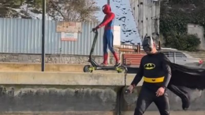 İstanbul Boğazı'nda Batman sörf yaptı: Spider Man skuter kullandı