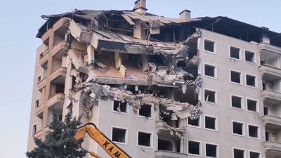 Bursa Mudanya'da 11 katlı binanın yıkım anı kamerada