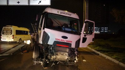 İzmir'de kontrolden çıkan tanker taksiye çarptı