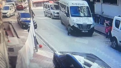 İstanbul'da servis minibüsünün 5 yaşındaki çocuğa çarptığı anlar kamerada