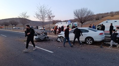 Mardin’de iki otomobilin çarpıştığı kazada 10 kişi yaralandı