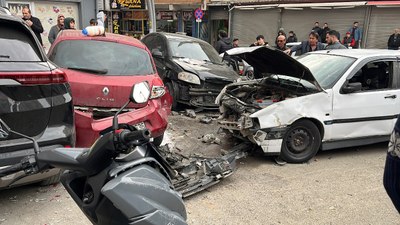 Kocaeli'de polisten kaçan sürücü, otomobiliyle motosiklete çarptı: 3 yaralı