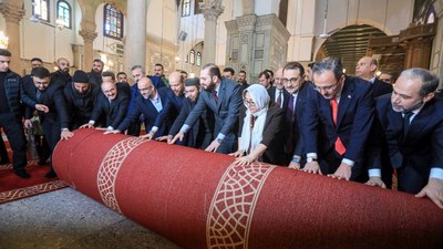 Emevi Camii'ne Gaziantep'te üretilen halıları serildi