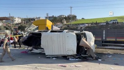 Hatay'da yolcu servisi park halindeki tıra çarptı: 6 ölü 8 yaralı