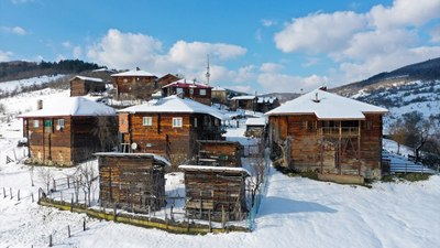 Kastamonu'nun asırlık ahşap evleri karla buluştu