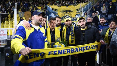 Fenerbahçe taraftarı Emre Belözoğlu'nu çiçeklerle karşıladı