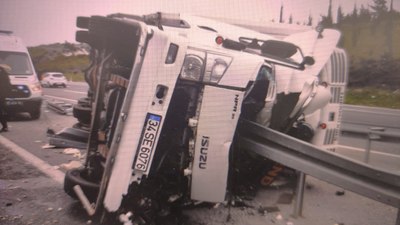 Manisa'da et yüklü tır devrildi