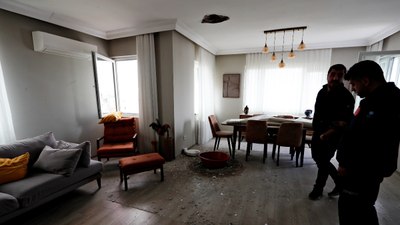 Antalya'da binaya yıldırım düştü: Evin tavanı delindi