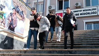 İstanbul'da yabancı uyruklu kadını polis olduklarını söyleyerek dolandırdılar