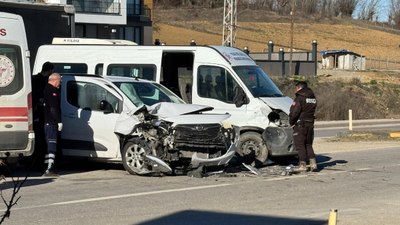 Kastamonu'da minibüs ile hafif ticari araç çarpıştı