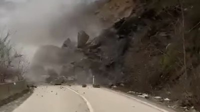 Ordu'da heyelan: Dev kayalar yolu kapadı