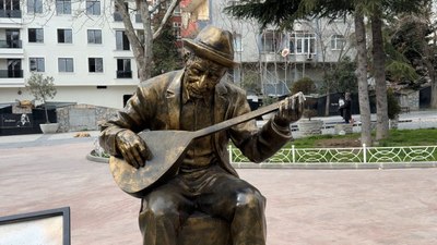 İstanbul'da Aşık Veysel heykeline çirkin saldırı