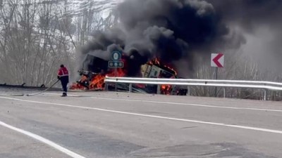 Sivas'ta yoldan çıkıp devrilen tırdan alevler yükseldi