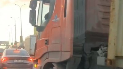 İstanbul'da bir tır şoförü tartıştığı adamın üzerine sürdü: El hareketi çekti